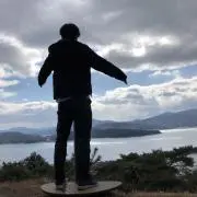 R