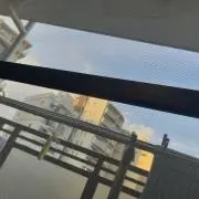 や