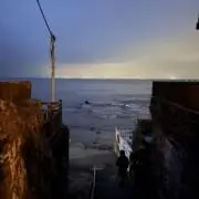 や