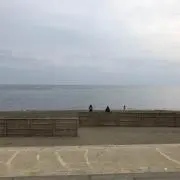 よー
