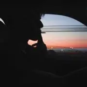 トム