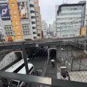 しろ