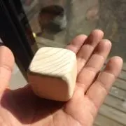手のひらに四角い木