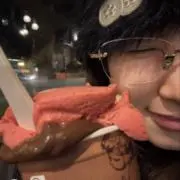 で
