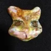 見返り猫ちゃんと薔薇のブローチ ハンドメイド - メルカリ