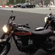 岳