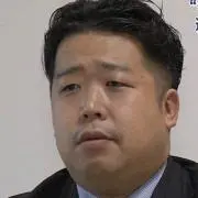 例の人