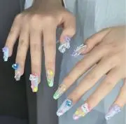 ミミのネイルとクリスタルの画像