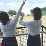 や