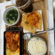 トム