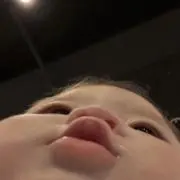 む