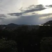 机の下の画像