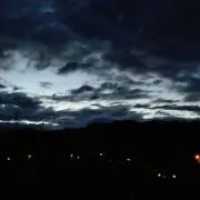 伊