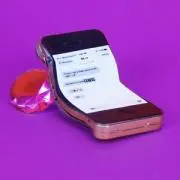 曲がったスマホの画像