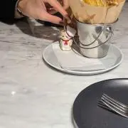 青